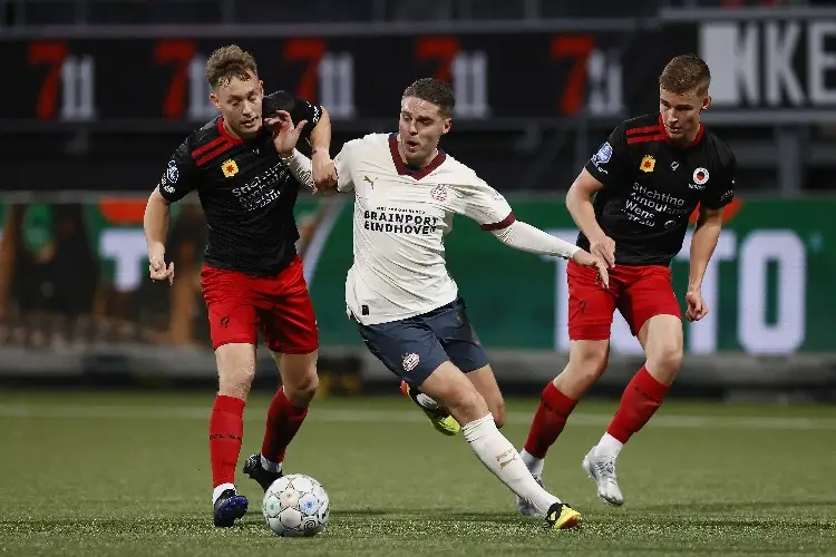 PSV sin 'Chucky' gana y está cada vez más cerca del título