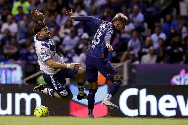 ¡Cruz Azul gana sobre la hora y besa el liderato de la Liga MX!