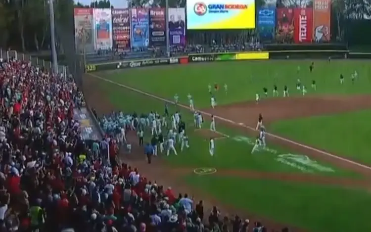 ¡Bronca! Se vaciaron las bancas en el Pericos vs Diablos Rojos (VIDEO)