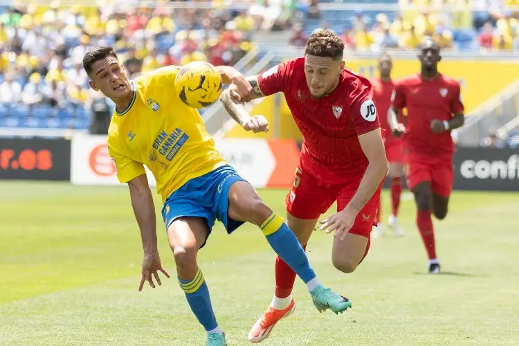 Sin el mexicano Julián Araujo, Las Palmas caen frente al Sevilla