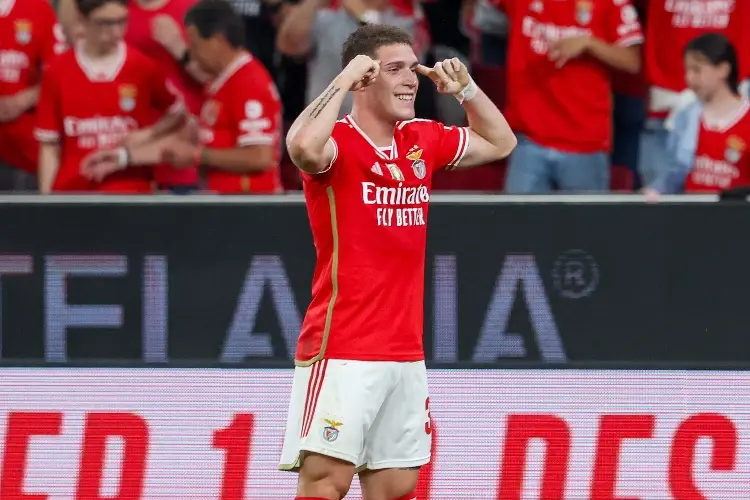 Benfica golea y sigue en la lucha por el título de Portugal