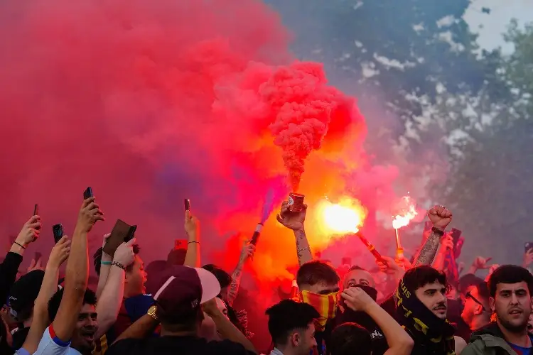 Lesionados y detenidos por lanzamiento de bengalas entre Barcelona y PSG