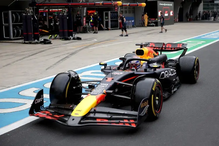 Verstappen gana sprint en China, Checo es tercero