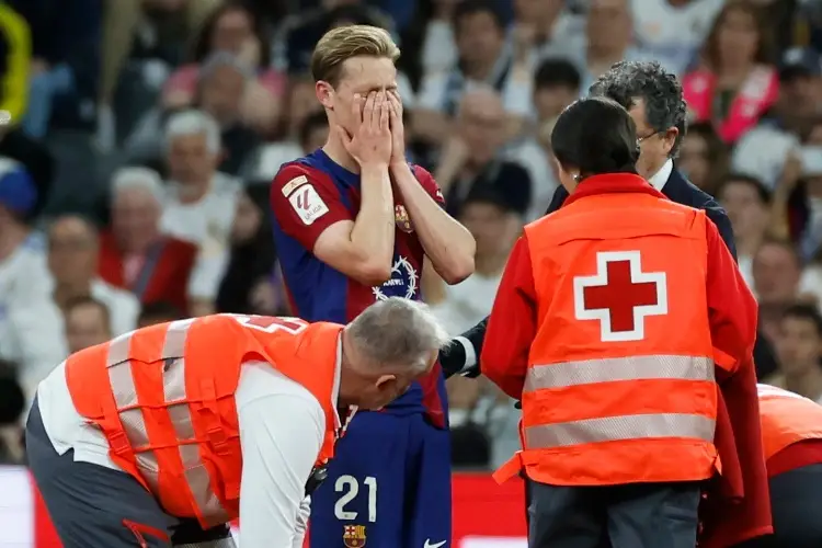 Fans del Real Madrid despiden con aplausos a jugador lesionado de Barcelona (VIDEO) 