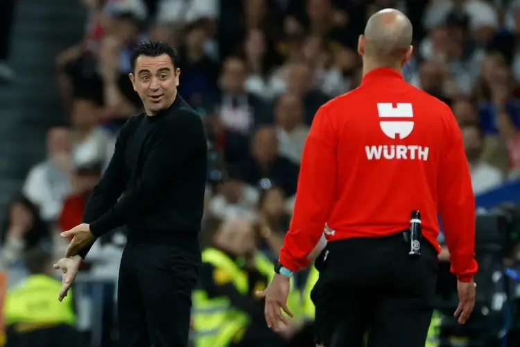 Es una injusticia máxima: Xavi se va furioso del Clásico tras polémicas arbitrales