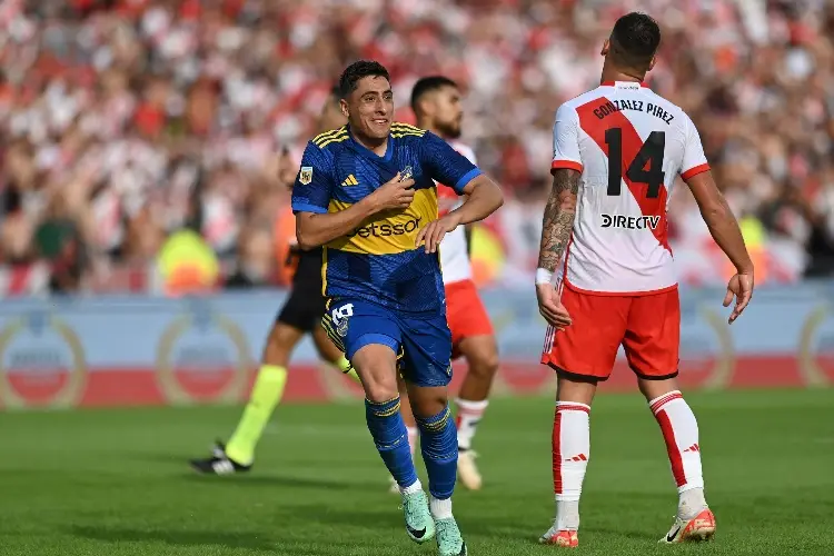 Boca Juniors le pega a River Plate en el Clásico de Argentina