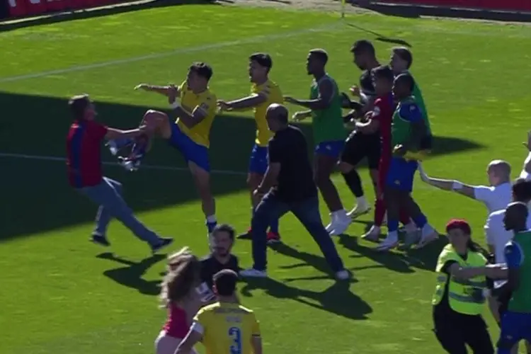 Aficionados invaden cancha para golpear a jugares en primera división de Portugal (VIDEOS)