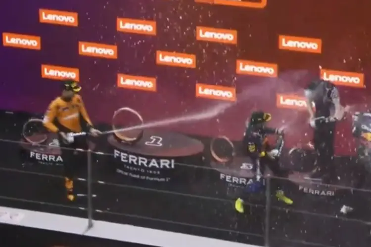 'Checo' Pérez y Verstappen ignoran a Lando Norris en festejos del GP de China (VIDEO)