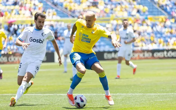 Las Palmas de Julián Araujo se hunden ante un Girona que acaricia la Champions League