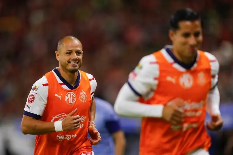 Tunden a Chicharito por su polémico festejo tras el Clásico Tapatío (VIDEO)