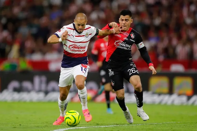 'Chicharito' se engancha con un aficionado