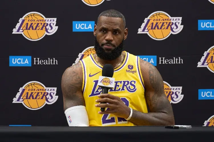 LeBron James guarda silencio sobre su futuro