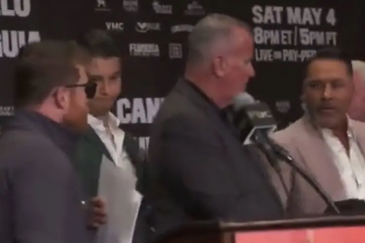 'Canelo' a punto de llegar a los golpes con Óscar de la Hoya en plena conferencia (VIDEO)