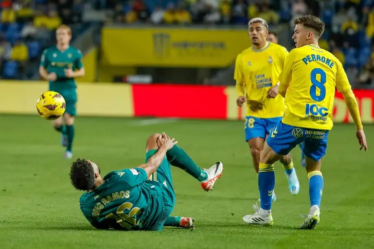 Julián Araujo reaparece en la séptima derrota consecutiva de Las Palmas