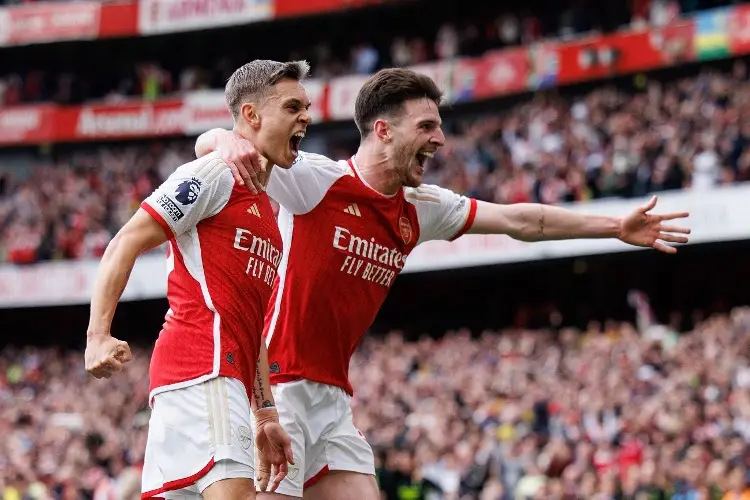 Arsenal golea y se aferra al liderato en la Premier League 