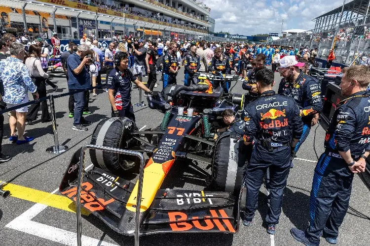 'Checo' sube una posición en GP de Miami tras sanción a Sainz