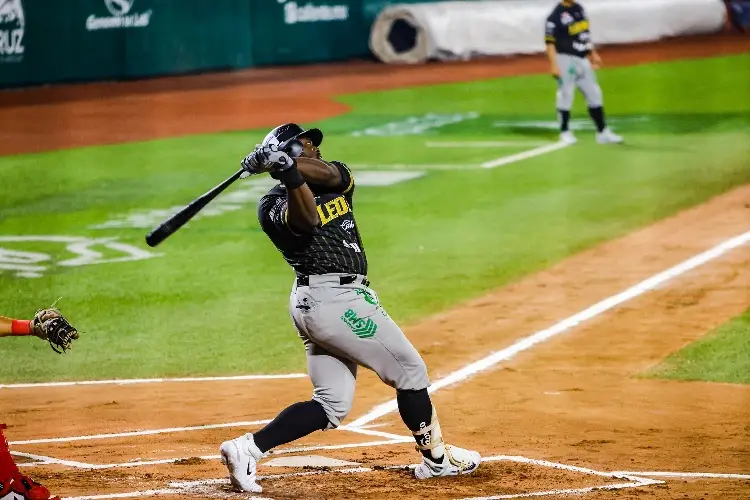 Leones despierta en extra innings para vencer a El Águila