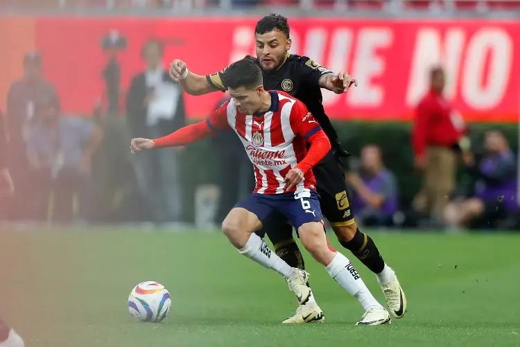 Afición de Chivas recibe a Alexis Vega con cánticos de '¡Borracho, borracho!' (VIDEO)