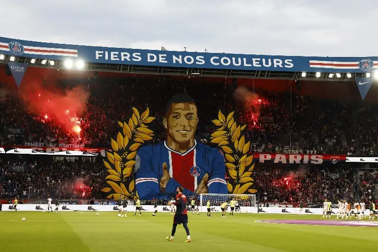 Mbappé se va del PSG aplaudido por la afición, ignorado por la directiva