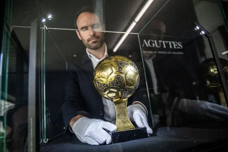 Balón de Oro de Maradona será subastado por varios millones de euros