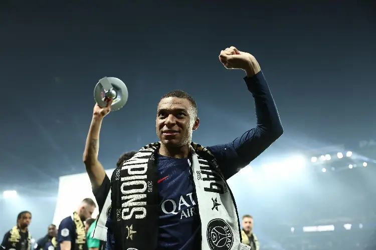 Mbappé se va con el 'corazón degarrado' del PSG