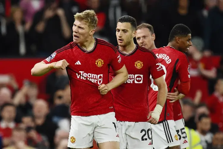 Manchester United se aferra a puestos de Europa League