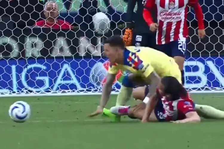 ¿Era roja? Comisión Disciplinaria revela audios del VAR en el Chivas vs América