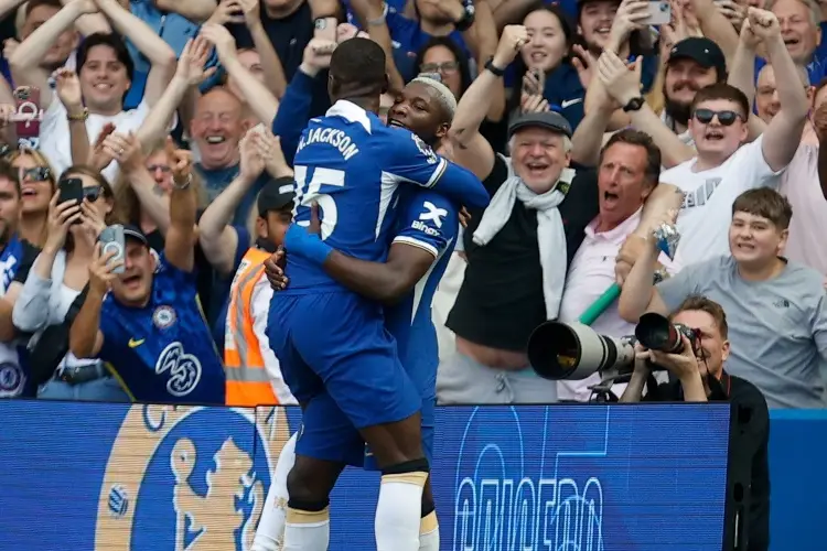 Increíble gol desde media cancha en la Premier League (VIDEO)