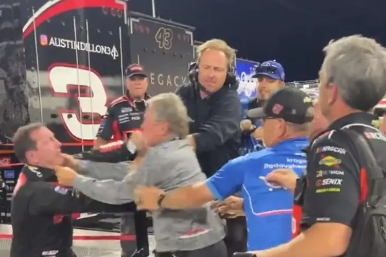 Pilotos de Nascar terminan a los golpes en pleno evento (VIDEO)