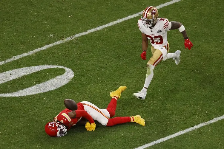 Retiran cargos a jugador de los Chiefs acusado de golpear a fotógrafo