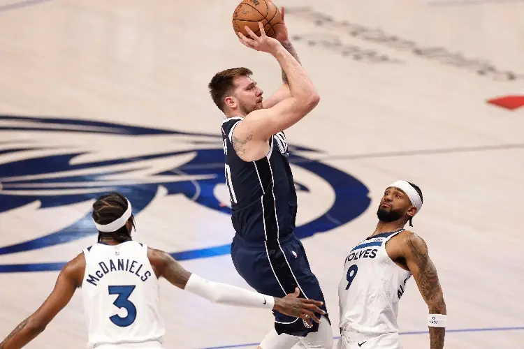 NBA: Doncic acerca a los Mavs a las finales