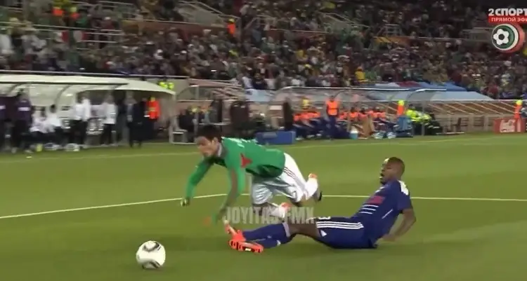 ¡Y nadie dijo nada! Misma falta de Cruz Azul, se la marcan a México en Mundial (VIDEO)