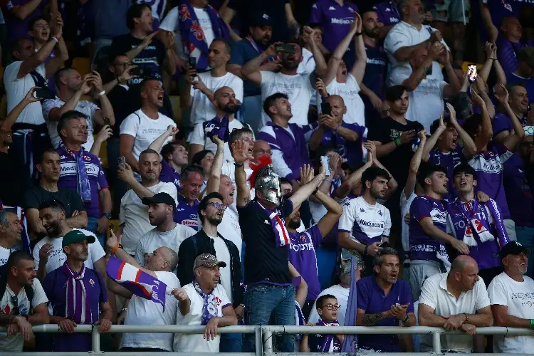 Fans de la Fiorentina causan altercados, jugadores tuvieron que intervenir (VIDEO)