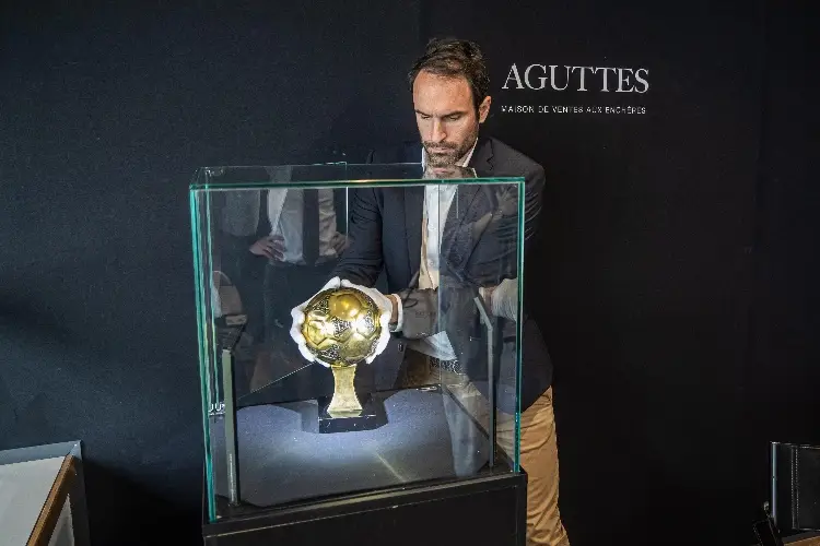 Dan luz verde para subastar Balón de Oro de Maradona