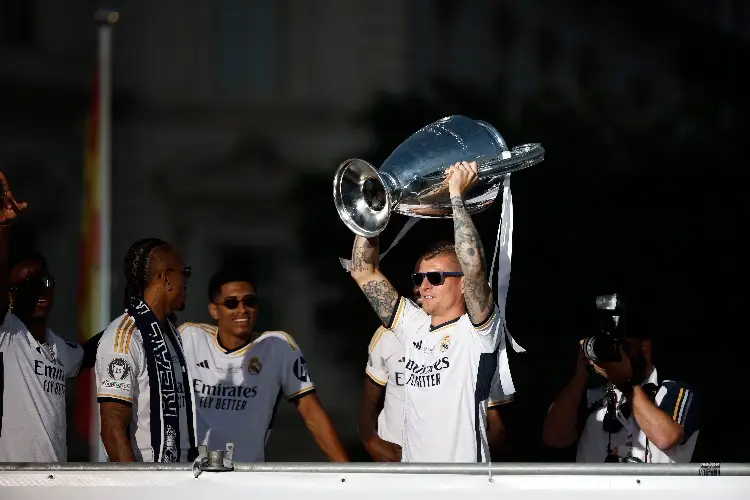 Kroos, protagonista de una fiesta del madridismo en Cibeles