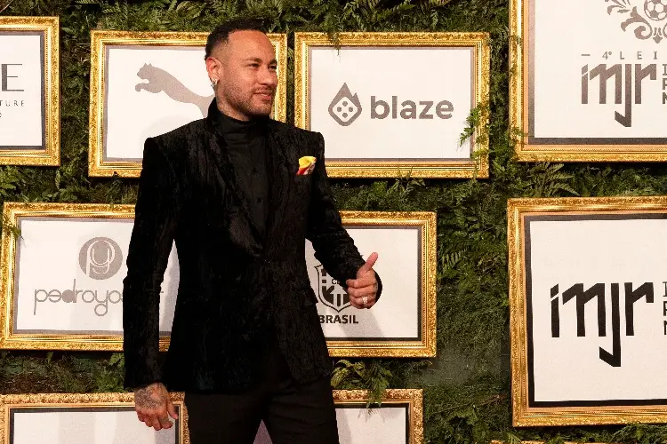 La increíble subasta de Neymar incluye pasar tiempo con él en su mansión