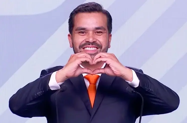 Máynez felicita a 'Checo' Pérez por su renovación con Red Bull