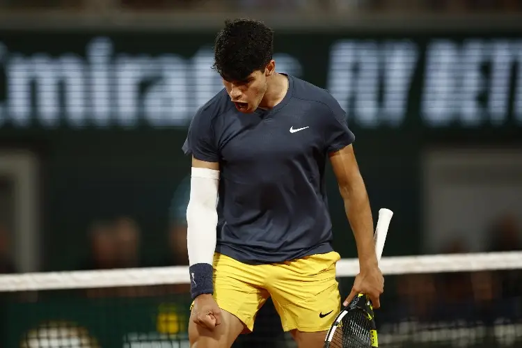 Alcaraz se mete a semifinales de Roland Garros ante Sinner