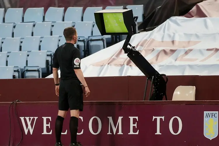 ¡SE QUEDA! Equipos de la Premier League votan a favor del VAR