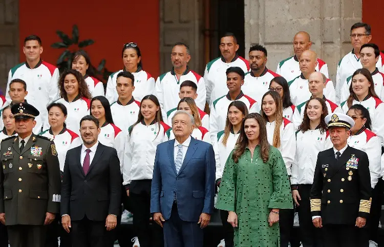 AMLO encabeza abanderamiento de la delegación mexicana rumbo a París 2024