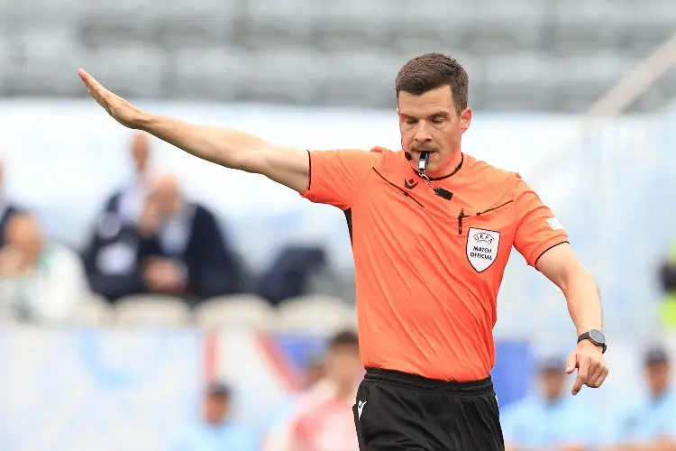 UEFA quiere prohibir que jugadores se acerquen al árbitro
