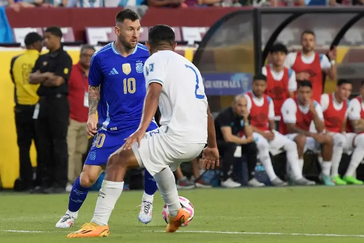 Argentina remonta y golea a la Guatemala del 'Flaco' Tena