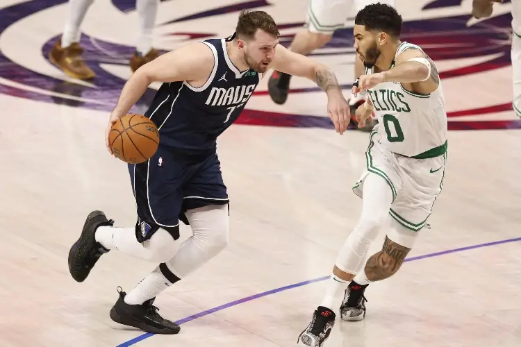 NBA: Doncic le da vida a los Mavs con paliza a Celtics