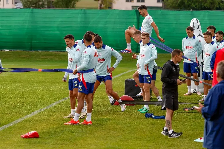 España entrena con equipo incompleto