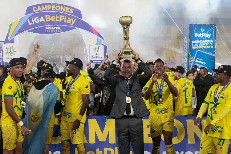 Arruinó el centenario de un club en Liga MX y ahora lleva a un modesto equipo a un histórico título