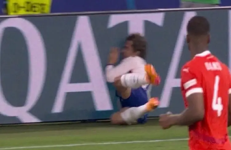 Griezmann se abre la cabeza en pleno juego de Eurocopa (VIDEO)