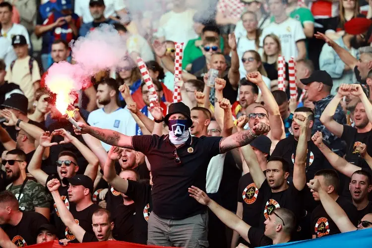 Imponen dura multa a Croacia por el comportamiento de sus fans en la Eurocopa 