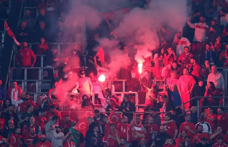 Se armó la bronca entre fans de Turquía y Georgia en pleno juego de la Eurocopa (VIDEO)