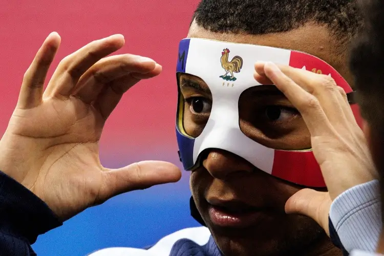 ¡Mbappé estrena máscara luego de romperse la nariz!