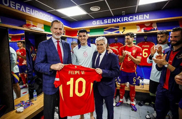 Rey de España acude a los vestidores tras victoria ante Italia
